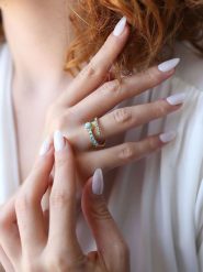 L'Atelier de Gaia Pozłacany pierścionek z turkusami rozmiar: onesize. Niebieskie pierścionki damskie L'Atelier de Gaia, z turkusem, pozłacane. Za 52.99 zł.