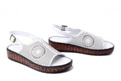 KOCH 030.127.0440.S all white, sandały damskie. Białe sandały damskie KOCH, w ażurowe wzory, z gumy, bez obcasa, bez zapięcia. Za 239.90 zł.