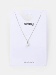 Srebrny naszyjnik z zawieszką w kształcie łezki z cyrkonią - srebrny. Szare naszyjniki damskie Sinsay, z cyrkonią, srebrne. Za 7.99 zł.