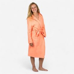 Szlafrok na basen damski Nabaiji Compact z mikrofibry. Brązowe szlafroki damskie WATKO, bez wzorów, z materiału, z kapturem. Za 89.99 zł.