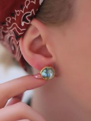 L'Atelier de Gaia Pozłacane kolczyki-wkrętki z labradorytami rozmiar: onesize. Czarne kolczyki damskie L'Atelier de Gaia, z labradorytem, pozłacane. Za 96.60 zł.