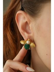 L'Atelier de Gaia Pozłacane kolczyki-wkrętki z agatami rozmiar: onesize. Zielone kolczyki damskie L'Atelier de Gaia, z agatem, pozłacane. Za 69.75 zł.