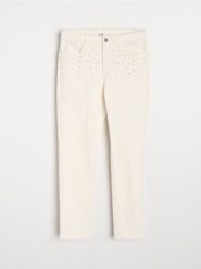 Jeansy slim z ozdobnymi perłami - kremowy. Białe jeansy damskie Sinsay. Za 69.99 zł.