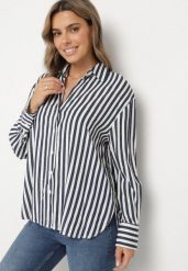 Granatowa Bawełniana Koszula w Pionowe Paski Zdobiona Cyrkoniami Isorina. Niebieskie koszule damskie Born2be, l, z aplikacjami, z bawełny, eleganckie, bez kołnierzyka, bez ramiączek. Za 99.99 zł.