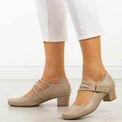 Beżowe skórzane Polskie czółenka damskie na obcasie Gregors 1104. Brązowe czółenka damskie GREGORS, bez wzorów, ze skóry, z okrągłym noskiem, bez obcasa, na obcasie. Za 379.00 zł.