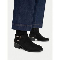 Botki JENNY. Czarne botki damskie Jenny, bez obcasa, na słupku, bez zapięcia. Za 179.99 zł.