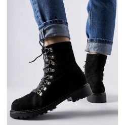 Czarne botki z eko-zamszu Hayed. Czarne botki damskie na zimę, z tworzywa sztucznego, eleganckie, z okrągłym noskiem, bez obcasa, bez zapięcia. Za 86.08 zł.