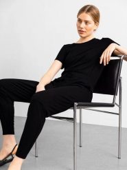 Les Lunes Kombinezon "Lana" w kolorze czarnym rozmiar: XS. Czarne kombinezony damskie Les Lunes, s, bez wzorów, z wiskozy, klasyczne, bez kołnierzyka, bez ramiączek. Za 217.99 zł.