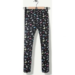 Legginsy w kolorze czarnym. Czarne spodnie niemowlęce Grain de blé et Lisa Rose, z bawełny. W wyprzedaży za 22.95 zł.