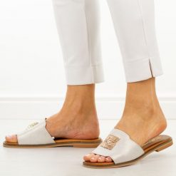 Złote skórzane płaskie klapki damskie Cambell 19454. Żółte klapki damskie Cambell, z aplikacjami, z jeansu, bez obcasa, na płaskiej podeszwie, bez zapięcia. Za 199.00 zł.