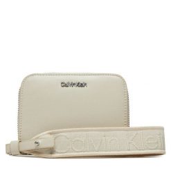 Portfel Calvin Klein. Brązowe portfele damskie Calvin Klein, bez wzorów. Za 209.99 zł.