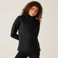 Damska 3-warstwowa kurtka softshell z kapturem Venturer z nadrukiem. Czarne kurtki damskie Regatta, na zimę, bez wzorów, z materiału, z kapturem. Za 349.99 zł.