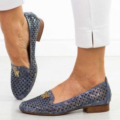 Niebieskie jeans ażurowe półbuty damskie M.Daszyński Sa222-3. Niebieskie półbuty damskie M.Daszyński, na jesień, z aplikacjami, z jeansu, bez obcasa, na płaskiej podeszwie, bez zapięcia. Za 179.00 zł.