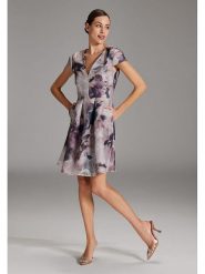 SWING Sukienka w kolorze jasnoróżowo-fioletowym rozmiar: 40. Różowe sukienki damskie Swing, bez wzorów, bez ramiączek. Za 239.99 zł.