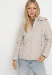 Ciemnobeżowa Przejściowa Kurtka z Pikowanymi Przeszyciami i Odpinanym Kapturem Olunea. Brązowe kurtki damskie Born2be, l, bez wzorów, z jeansu. Za 149.99 zł.