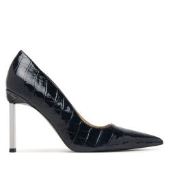 Szpilki Guess. Czarne szpilki damskie Guess, z aplikacjami, bez obcasa, na szpilce, bez zapięcia. Za 674.99 zł.