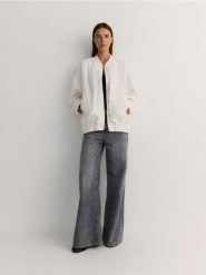 Muślinowa kurtka bomber - złamana biel. Kurtki damskie Reserved, l, bez wzorów, z bawełny, bez kaptura. W wyprzedaży za 79.99 zł.