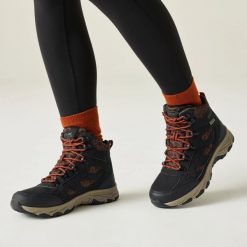 Damskie buty trekkingowe Vendora. Brązowe obuwie trekkingowe damskie Regatta, z materiału, bez zapięcia. Za 449.99 zł.