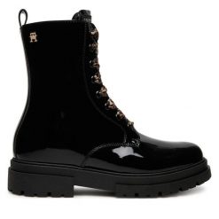 Trzewiki Tommy Hilfiger. Czarne botki damskie Tommy Hilfiger, bez obcasa, na płaskiej podeszwie, bez zapięcia. Za 509.99 zł.