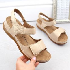 Sandały damskie komfortowe na rzepy beżowe eVento 0146. Brązowe sandały damskie eVento, bez wzorów, ze skóry ekologicznej, bez obcasa, bez zapięcia. Za 71.99 zł.