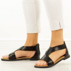 Czarne sandały damskie Filippo Ds7889/26. Czarne sandały damskie Filippo, bez wzorów, z jeansu, bez obcasa, na płaskiej podeszwie, bez zapięcia. Za 169.00 zł.