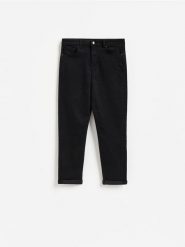 Jeansy relaxed slim - czarny. Czarne jeansy damskie Reserved. Za 129.99 zł.