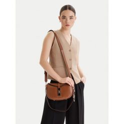 Torebka Guess. Brązowe torebki klasyczne damskie Guess, bez dodatków. Za 589.99 zł.