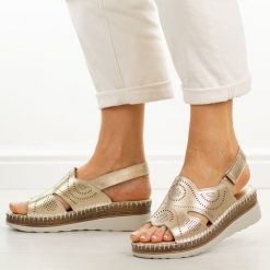 Złote skórzane sandały damskie na koturnie S.Barski 5916. Białe sandały damskie S.BARSKI, bez wzorów, z jeansu, bez obcasa, na koturnie, bez zapięcia. Za 249.00 zł.