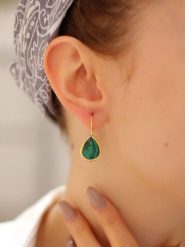 Pierres delicates Pozłacane kolczyki z malachitami rozmiar: onesize. Zielone kolczyki damskie Pierres delicates, z malachitem, pozłacane, z zapięciem typu bigiel. Za 39.99 zł.