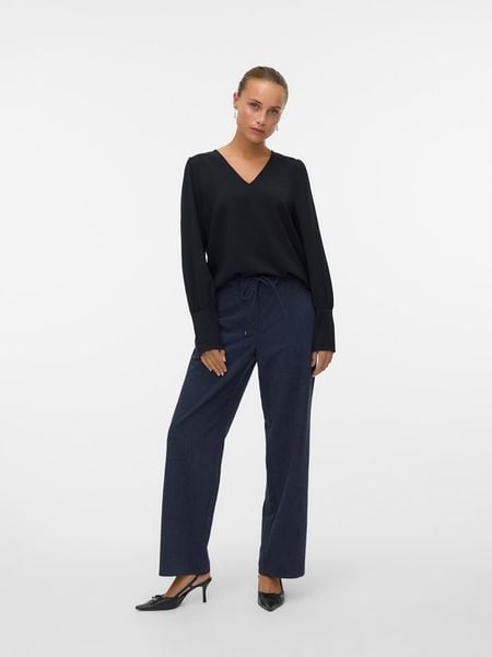 Vero Moda Bluzka w kolorze czarnym rozmiar: M. Czarne bluzki damskie Vero Moda, m, bez wzorów, z materiału, bez kołnierzyka, bez ramiączek. Za 48.85 zł.
