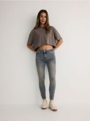 Jeansy slim mid rise - niebieski. Niebieskie jeansy damskie Reserved. W wyprzedaży za 55.99 zł.