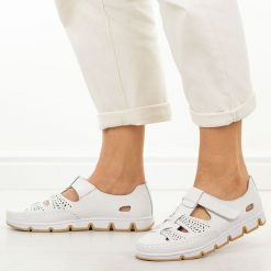 Białe przewiewne skórzane półbuty damskie T.Sokolski w26-86. Białe półbuty damskie Sokolski, na lato, bez wzorów, z jeansu, z okrągłym noskiem, bez obcasa, na płaskiej podeszwie, bez zapięcia. Za 199.00 zł.