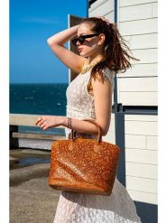 Victor & Hugo Paris Skórzana torebka "Madison" w kolorze jasnobrązowym - 38 x 27 x 15 cm rozmiar: onesize. Brązowe torebki klasyczne damskie Victor & Hugo Paris, z materiału, na ramię, bez dodatków. Za 347.99 zł.