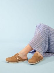 BACKSUN Skórzane klapki "Oslo" w kolorze karmelowym rozmiar: 38. Brązowe klapki damskie Backsun, bez wzorów, bez obcasa, bez zapięcia. Za 130.99 zł.