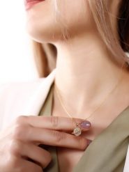 Atelier MIU Pozłacany naszyjnik z zawieszką - dł. 45 cm rozmiar: onesize. Żółte naszyjniki damskie atelier MIU, z cyrkonią, pozłacane. Za 48.73 zł.