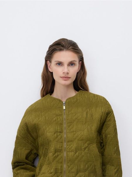 Plisowana kurtka - oliwkowy. Zielone kurtki damskie Reserved, l, bez wzorów, z tkaniny, bez kaptura. W wyprzedaży za 65.99 zł.