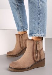 Ciemnobeżowe Botki na Klasycznym Koturnie Ozdobione Suwakiem Berilira. Brązowe botki damskie Renee, na jesień, z jeansu, eleganckie, bez obcasa, na koturnie, bez zapięcia. Za 139.99 zł.