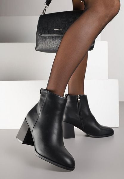 Czarne Botki do Kostki Vices na Słupkowym Obcasie z Okrągłą Aplikacją z Tyłu Wadvire. Czarne botki damskie Born2be, z jeansu, eleganckie, z okrągłym noskiem, bez obcasa, na obcasie, bez zapięcia. Za 99.99 zł.