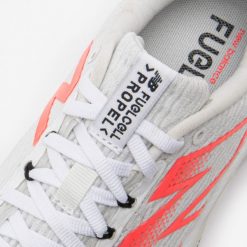 Buty do biegania damskie New Balance Fuelcell Propel V5. Białe obuwie sportowe damskie New Balance, z kauczuku, bez zapięcia, do biegania. Za 579.99 zł.