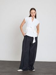 BGN Bluzka w kolorze białym rozmiar: 40. Białe bluzki damskie BGN, bez wzorów, z tkaniny, bez kołnierzyka, bez ramiączek. Za 86.99 zł.