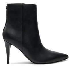 Botki Guess. Czarne botki damskie Guess, bez obcasa, na szpilce, bez zapięcia. Za 489.99 zł.