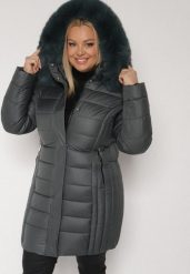 Ciemnozielona Długa Kurtka Pikowana z Odpinanym Kapturem i Futerkiem Retelma. Zielone kurtki damskie Born2be, plus size, bez wzorów, z futra. Za 339.99 zł.