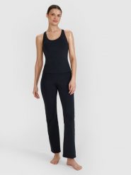 4F Legginsy do jogi i pilatesu z rozszerzanymi nogawkami damskie - czarne S. Czarne legginsy damskie 4F, s, bez wzorów, z dzianiny. W wyprzedaży za 149.99 zł.