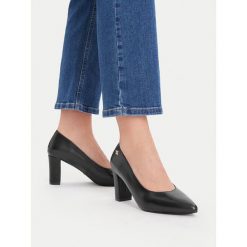 Czółenka MEXX. Czarne czółenka damskie Mexx, bez wzorów, bez obcasa. Za 299.99 zł.