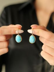 Pierres de Jade Pozłacane kolczyki z opalem rozmiar: onesize. Niebieskie kolczyki damskie Pierres de Jade, z opalem, pozłacane, z zapięciem typu bigiel. Za 78.84 zł.