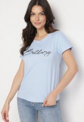 Jasnoniebieski Bawełniany T-shirt z Ozdobnym Napisem Virretis. Niebieskie t-shirty damskie Born2be, m, bez wzorów, z bawełny, bez kołnierzyka. Za 34.99 zł.