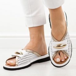 Białe skórzane klapki damskie T.Sokolski 26008. Białe klapki damskie Sokolski, z aplikacjami, ze skóry, bez obcasa, na płaskiej podeszwie, bez zapięcia. Za 299.00 zł.