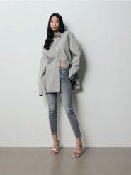 Jeansy typu sculpt - jasnoszary. Szare jeansy damskie Reserved. W wyprzedaży za 79.99 zł.