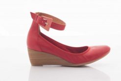 Czółenka Bayla-Mik 14018-5136 Luna Pink, Skóra naturalna - 39. Czerwone czółenka damskie Bayla, bez wzorów, z materiału, bez obcasa, na koturnie. W wyprzedaży za 134.10 zł.