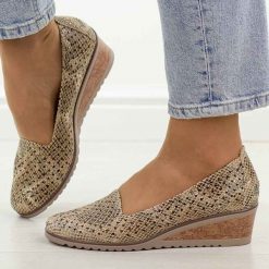 Złote wąż czółenka damskie na koturnie Potocki 12306. Żółte czółenka damskie POTOCKI, w ażurowe wzory, ze skóry, bez obcasa, na koturnie. Za 169.00 zł.